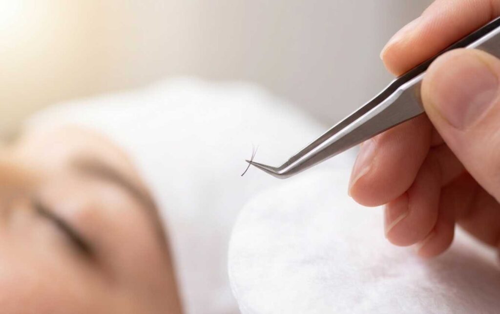 Should Eyelash Extensions be taken off?